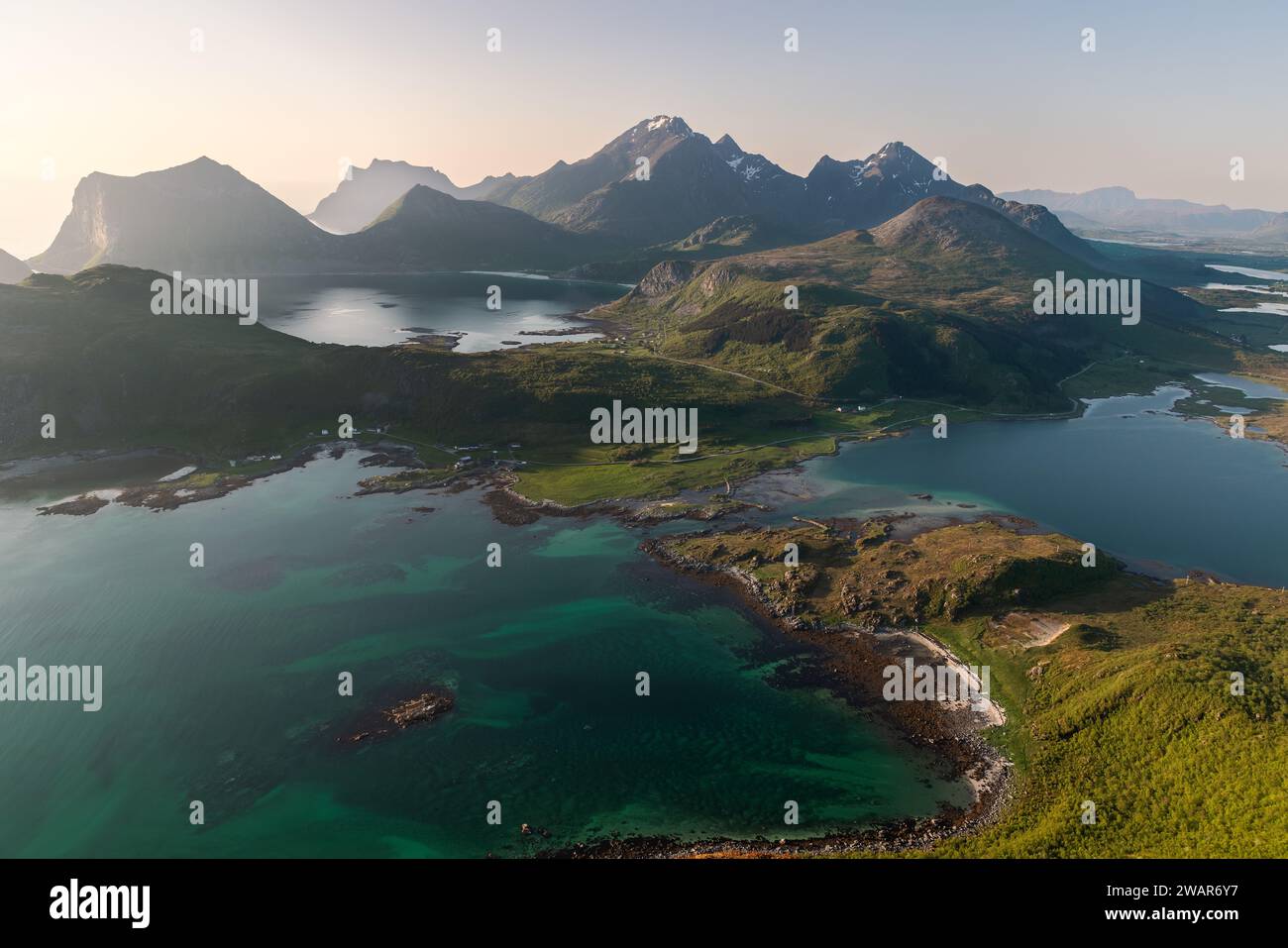 Der Gipfel des Offersoykammen in Vestvagoya bietet einen atemberaubenden Blick auf das lebendige Wasser des Nappstraumen und die Bergmauer von Flakstadoya, eine beliebte lokale wanderung Stockfoto