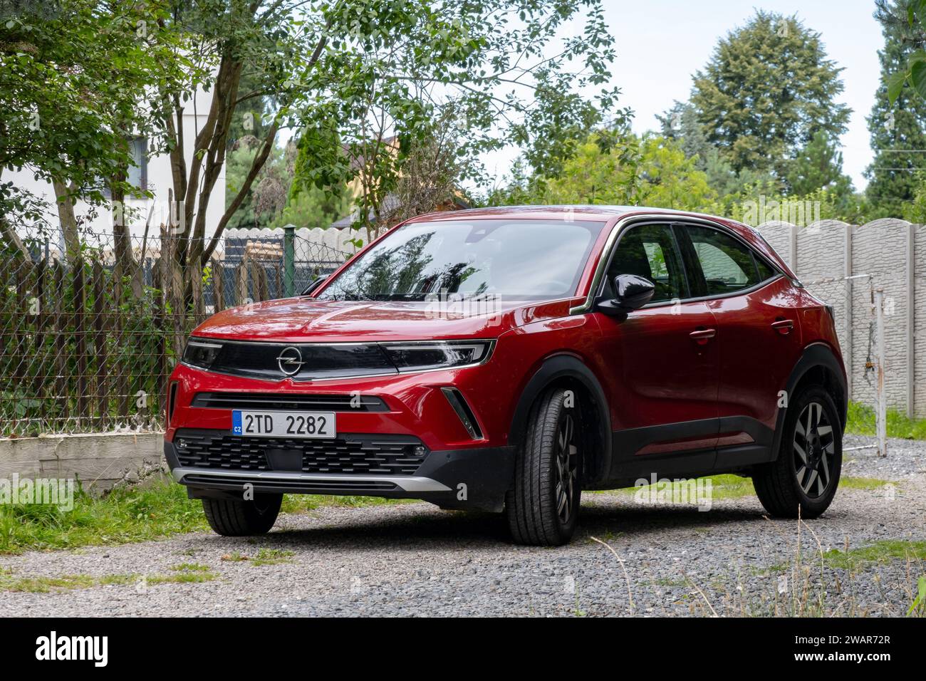 SENOV, TSCHECHISCHE REPUBLIK - 4. AUGUST 2023: Brandneuer roter Opel Mokka Wagen der 2. Generation parkt auf Schotterstraße Stockfoto