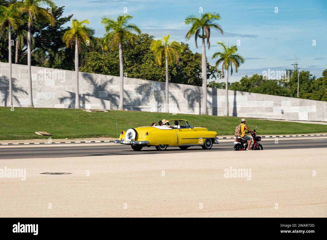 HAVANNA, KUBA - 27. AUGUST 2023: Gelbes Cadillac Serie 62 Cabriolet mit Bewegungsunschärfe in den Straßen von Havanna, Kuba Stockfoto