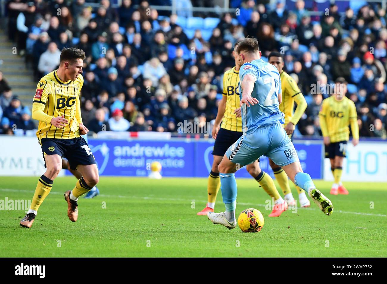 Coventry am Samstag, den 6. Januar 2024. Coventry, Großbritannien. Januar 2024. Matt Godden (24 Coventry City) schießt und erzielt Coventrys Fith-Tor beim Spiel der dritten Runde des FA Cup zwischen Coventry City und Oxford United am Samstag, den 6. Januar 2024, in der Coventry Building Society Arena in Coventry. (Foto: Kevin Hodgson | MI News) Credit: MI News & Sport /Alamy Live News Stockfoto