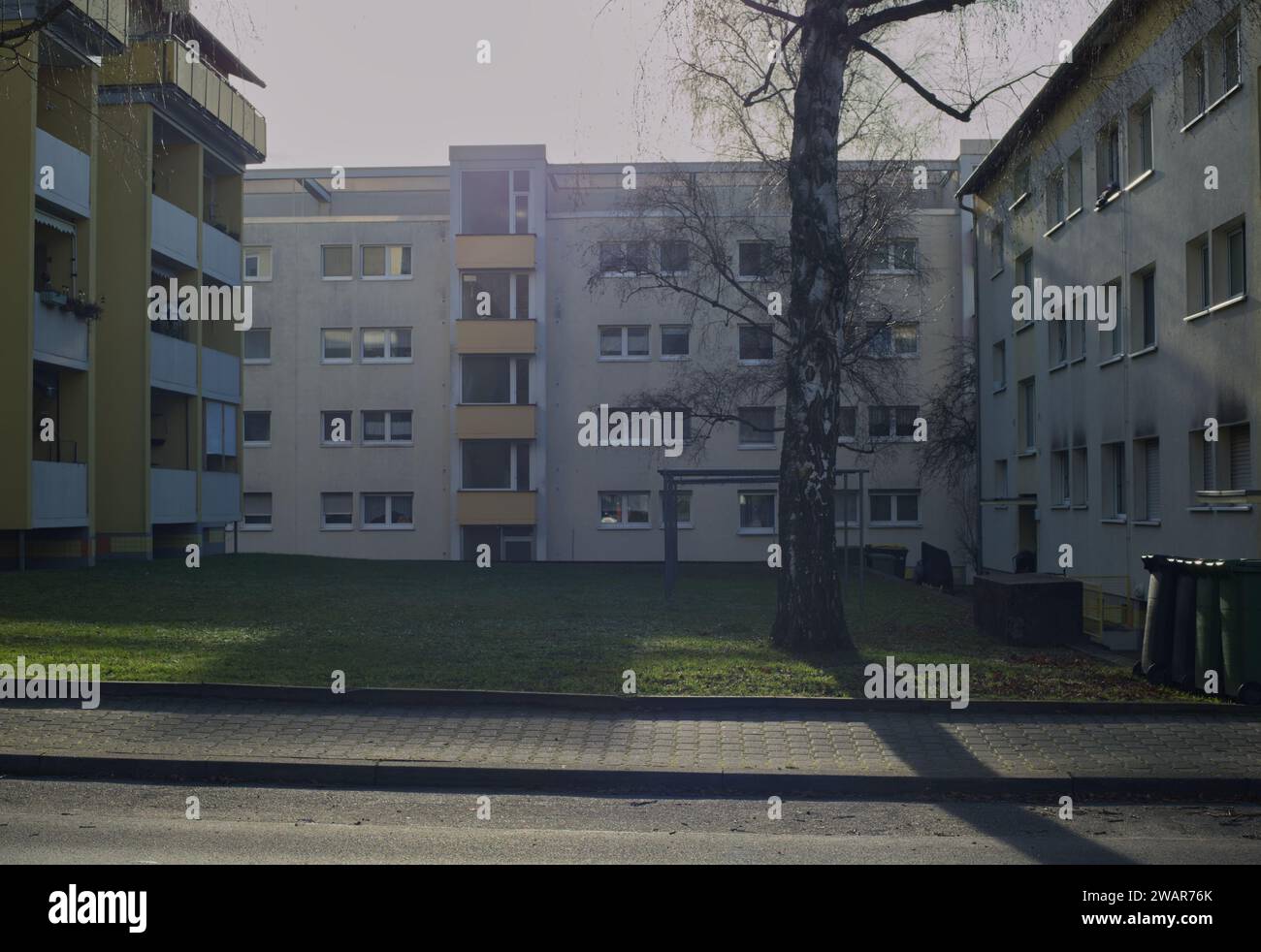 Mehrstöckige Wohnhäuser in Vorstädten im Retro-Stil im hellen Look Stockfoto