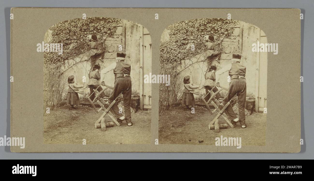 Sägemann und Kinder, die ein Vogelnest spielen, 1857 - 1863 Stereographiepapier. Druckwerkzeuge, Hilfsmittel, Arbeitsgeräte aus Pappe  Handwerk und Industrie: Säge. Jagd auf Vogeleier (Kinder) Stockfoto