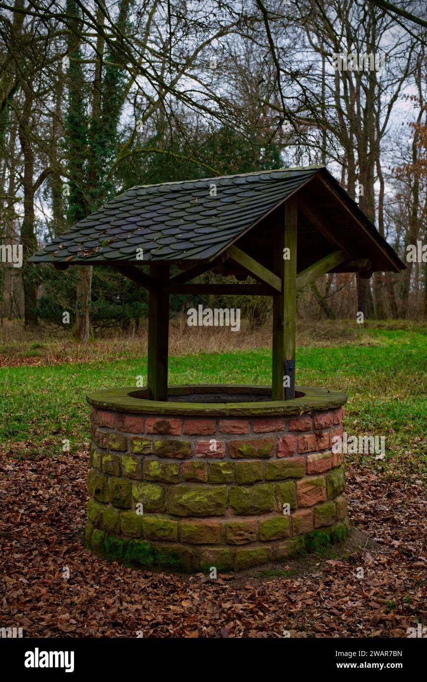 Historischer Wasserbrunnen im Schönbusch-Park, Aschaffenburg, Bayern, Deutschland Stockfoto
