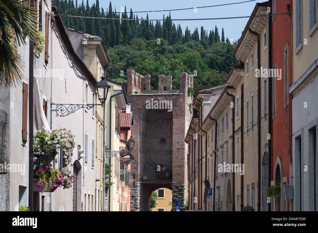 Gotische Porta Vicentina (Vicenza-Tor) in Mura scaligere di Soave (Scaliger-Mauern von Soave), erbaut im XIV Jahrhundert von Cansignorio della Scala, 1600 Meter Stockfoto