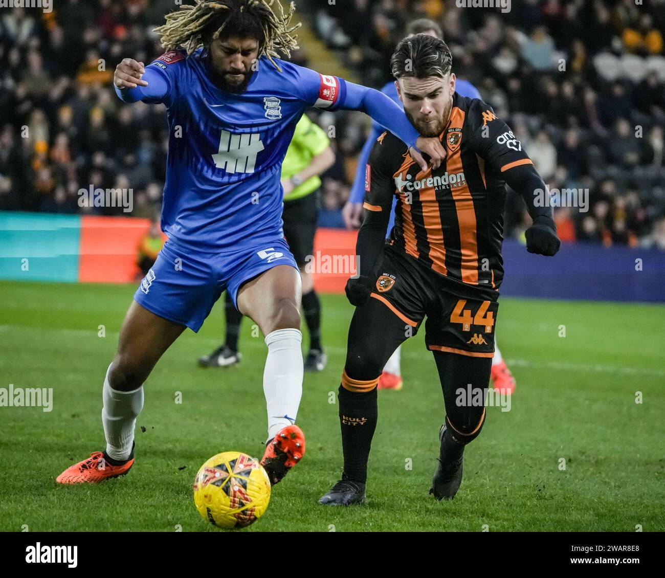 RUMPF, GROSSBRITANNIEN. Januar 2024. Emirates FA Cup: Hull City AFC gegen Birmingham City FC. Dion Sanderson von Birmingham City und Aaron Connolly für Hull City Challenge für den Ball. Paul Whitehurst/Alamy Live News Stockfoto