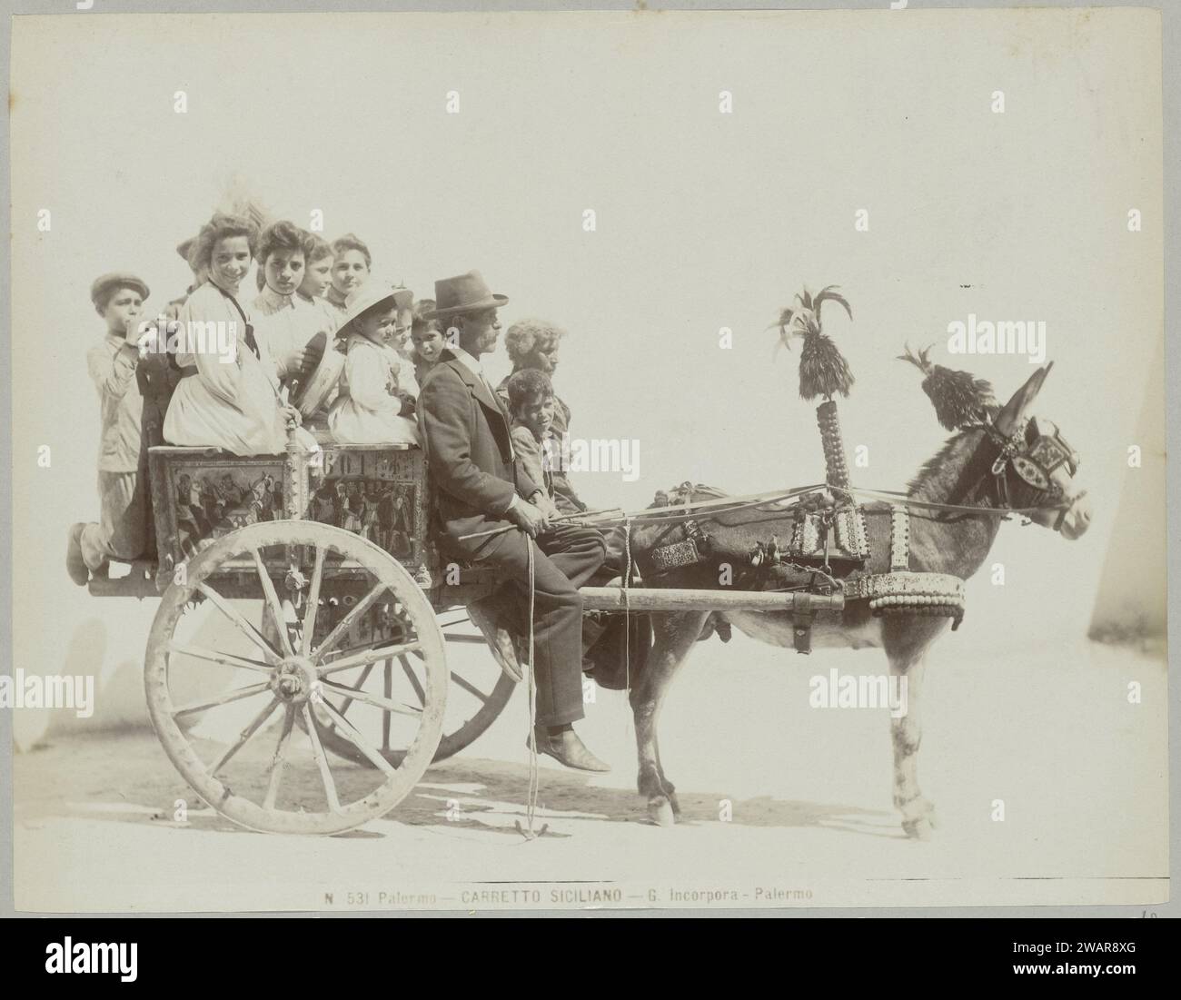 N 531 Palermo sizilianischer Wagen, ca. 1893 - ca. 1903 Foto Eines bearbeiteten und bemalten Eselkarren, beladen mit Menschen. PalermoNiederlande fotografische Unterstützung. Pappalbumendruck Palermo Stockfoto