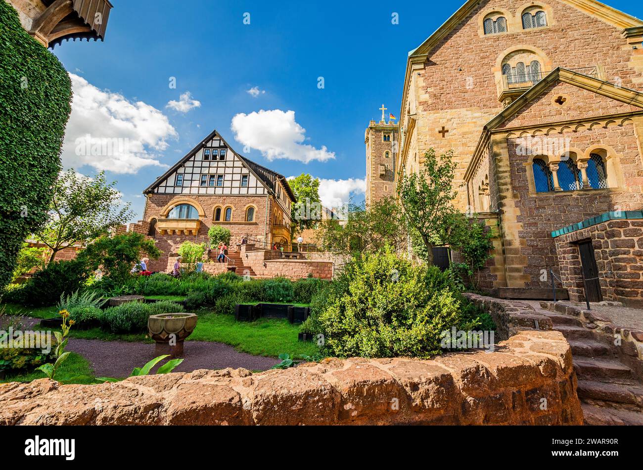 Zweiter Innenhof der Wartburg mit Küchengarten, Palas, Ritterbad und Gadem in Eisenach, Thüringen Stockfoto