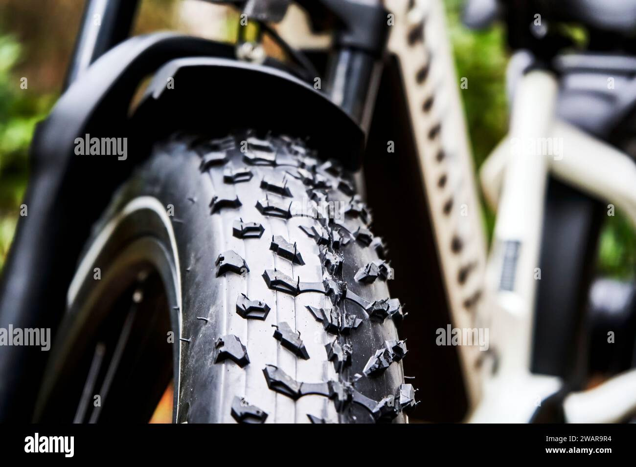 4 Zoll dicke Reifen mit kraftvollem Profil am Vorderrad eines Fat Bikes, geringe Feldetiefe Stockfoto