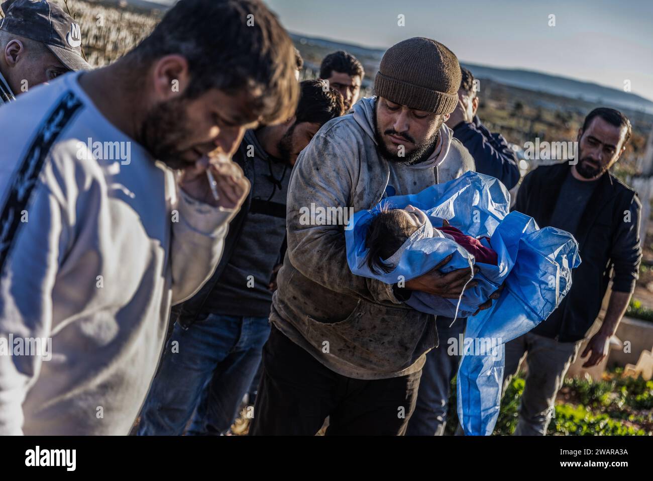 Idlib, Syrien. Januar 2023. Verwandte beerdigen das Baby Ritaj, nachdem sie durch Artilleriebeschüsse auf die Stadt Idlib durch das syrische Regime getötet wurde. Anas Alkharboutli/dpa/Alamy Live News Stockfoto