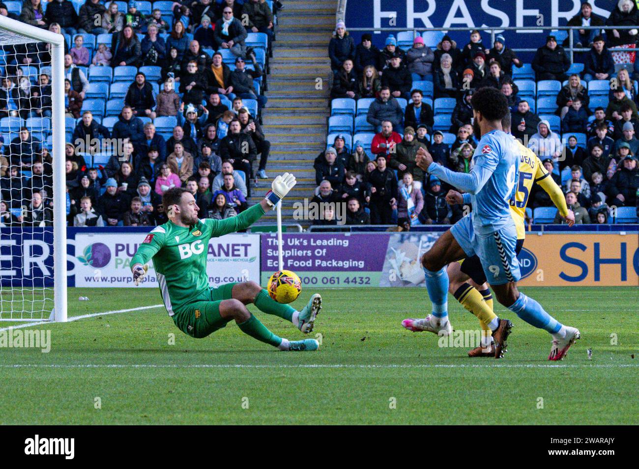 Coventry, Großbritannien. Januar 2024. 6. Januar 2024; Coventry Building Society Arena, Coventry, England; FA Cup Third Round Football, Coventry City gegen Oxford United; Simon Eastwood aus Oxford spart noch einmal gut vor Ellis Simms von Coventry Credit: Action Plus Sports Images/Alamy Live News Stockfoto