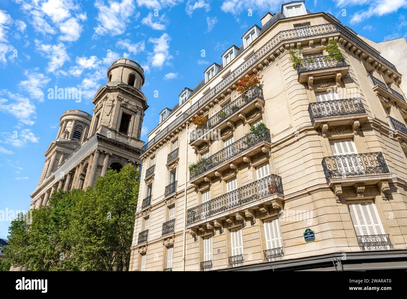 Blick auf ein typisches und elegantes Wohngebäude in der Nähe des Place Saint Sulpice im Stadtzentrum von Paris, Frankreich, mit schmiedeeisernen Geländern und Balkonen Stockfoto