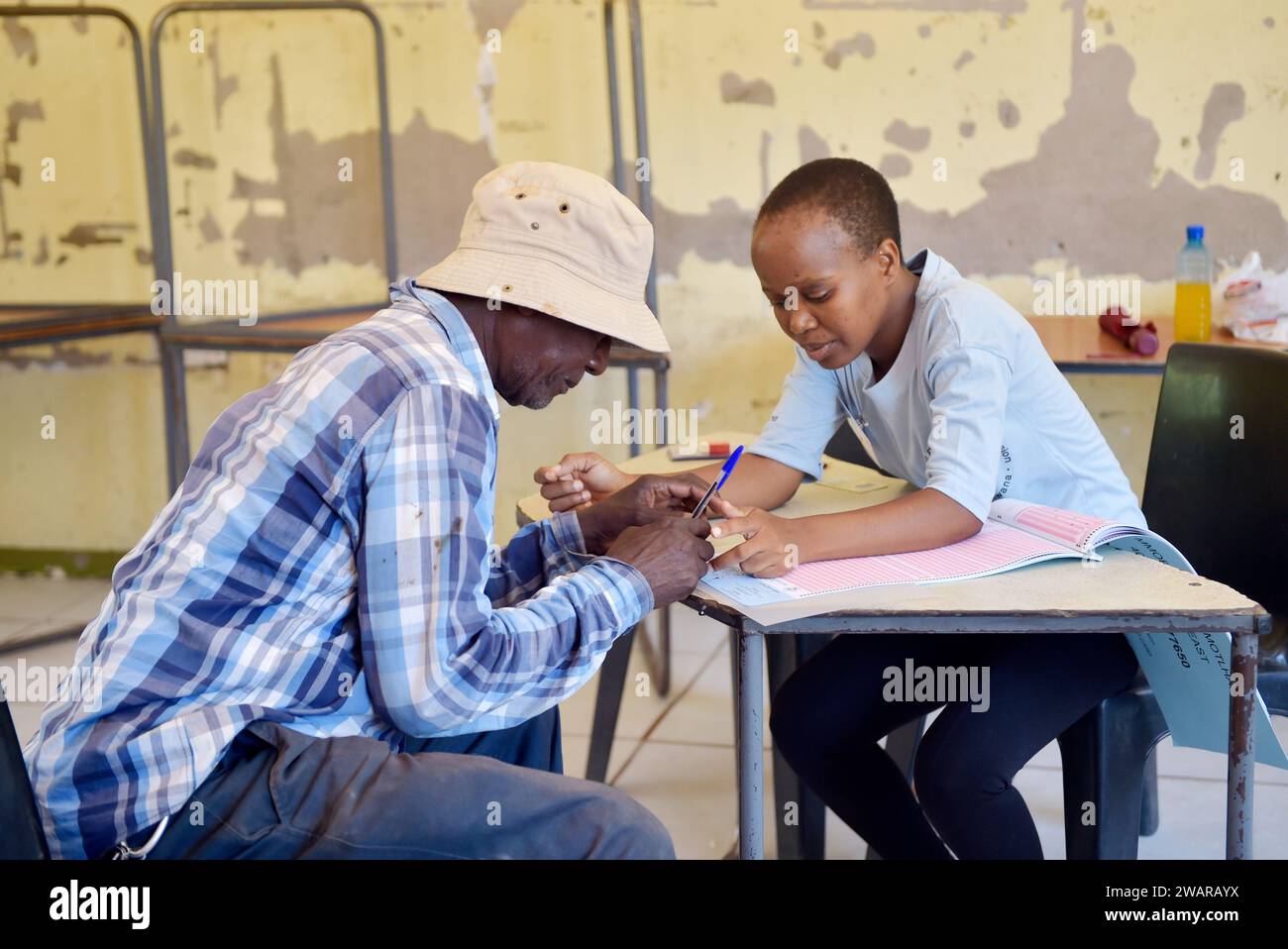 (240106) -- KWENENG, 6. Januar 2024 (Xinhua) -- Ein Mann wird als Wähler in einem Wahllokal im Dorf Mmopane, Bezirk Kweneng, Botswana, 6. Januar 2024 registriert. Die Unabhängige Wahlkommission Botsuanas (IEC) hat am Freitag den Wählerregistrierungsprozess eingeleitet, der am 3. Februar in Vorbereitung auf die Parlamentswahlen im weiteren Verlauf dieses Jahres abgeschlossen sein wird. Rund 2.880 Wahllokale im ganzen Land und 48 Wahllokale im Ausland sind um 8:00 Uhr Ortszeit geöffnet und schließen um 18:00 Uhr Batswana-Bürger ab 18 Jahren mit gültigem Personalausweis sind zur Regentur berechtigt Stockfoto