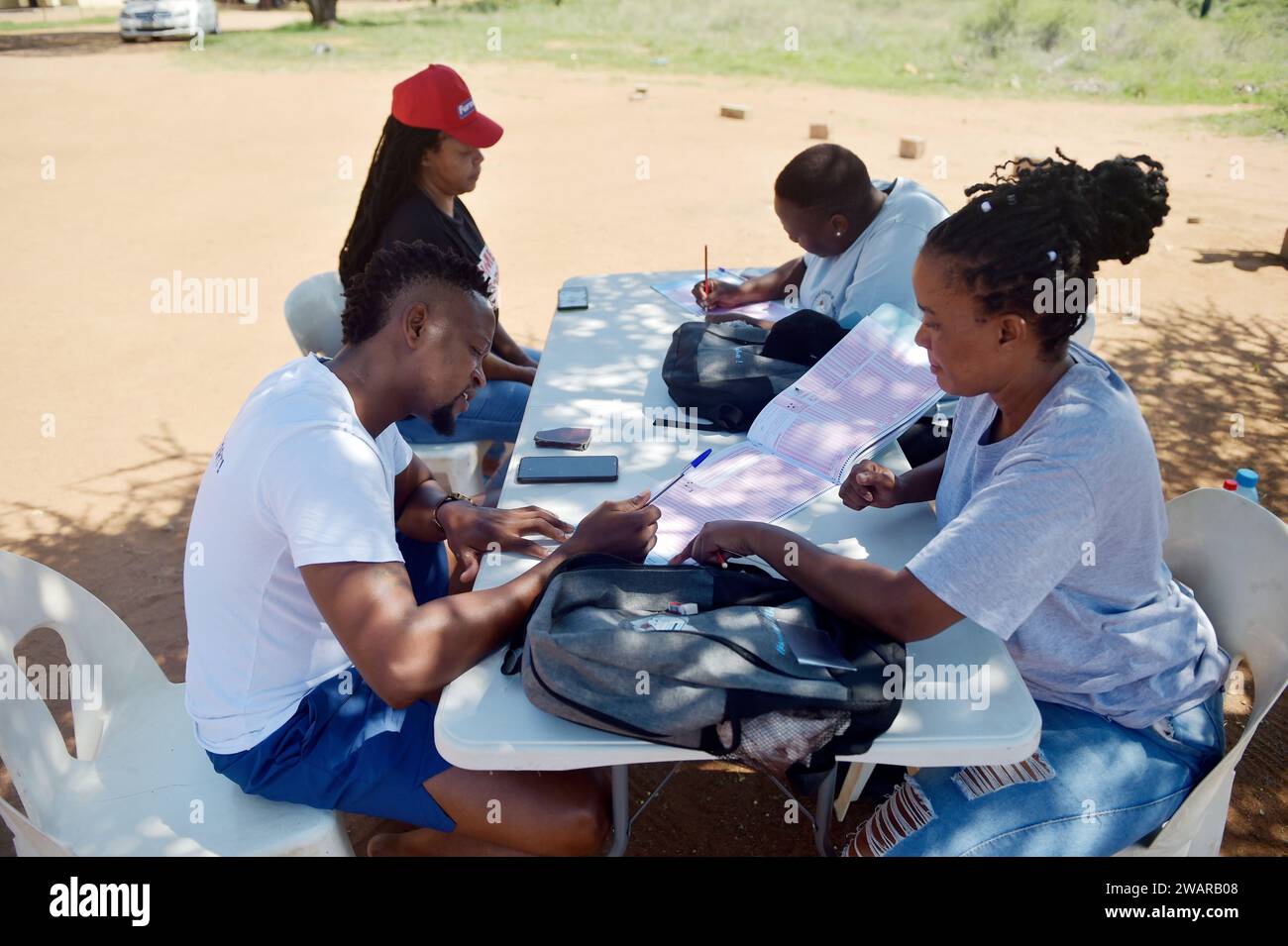 (240106) -- KWENENG, 6. Januar 2024 (Xinhua) -- Personen werden als Wähler an einem Wahllokal im Dorf Mmopane, Bezirk Kweneng, Botswana, 6. Januar 2024 registriert. Die Unabhängige Wahlkommission Botsuanas (IEC) hat am Freitag den Wählerregistrierungsprozess eingeleitet, der am 3. Februar in Vorbereitung auf die Parlamentswahlen im weiteren Verlauf dieses Jahres abgeschlossen sein wird. Rund 2.880 Wahllokale im ganzen Land und 48 Wahllokale im Ausland, die um 8:00 Uhr Ortszeit geöffnet und um 18:00 Uhr geschlossen werden. Batswana-Bürger ab 18 Jahren mit gültigem Personalausweis haben Anspruch auf regis Stockfoto