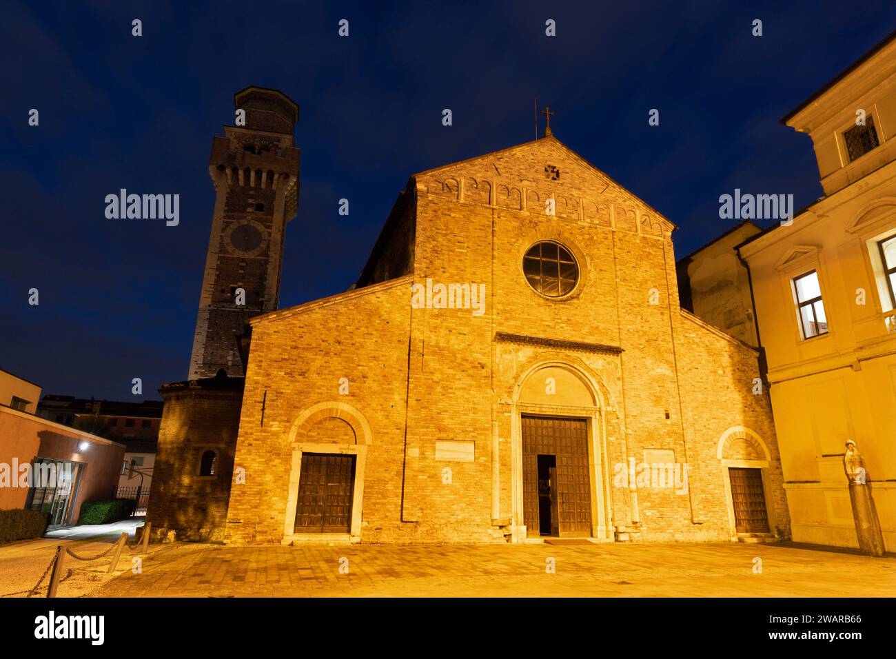 Vicenza - die Kirche Basilica dei Santi Felice e Fortunato in der Abenddämmerung. Stockfoto