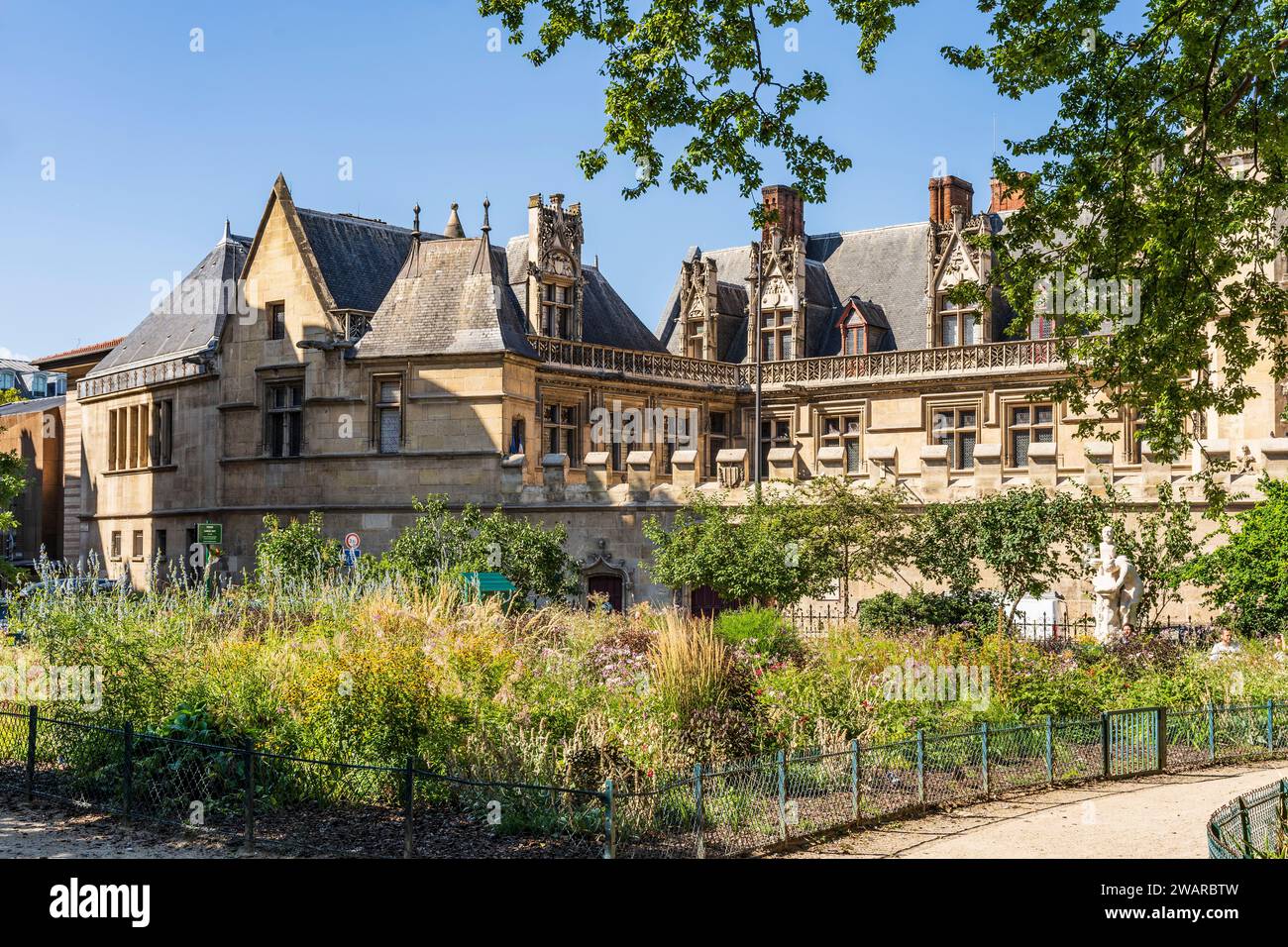 Kleiner öffentlicher Garten auf dem Platz Samuel Paty in der Rue des Ecoles, mit Musée de Cluny im Hintergrund, 5. Arrondissement, Paris Stadtzentrum, Frankreich Stockfoto