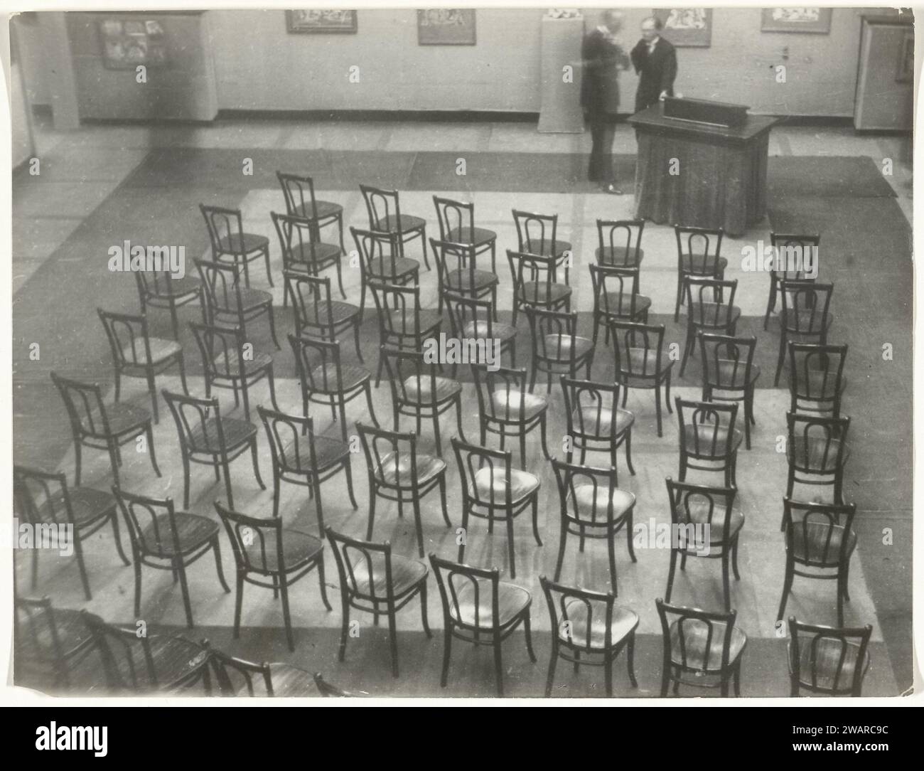 Karl mit und Konrad Adenauer für ein leeres Zimmer mit Stühlen, evtl. Museum für Kunstgewerbe in Köln, Hannes flach, 1925 - 1933 Foto Köln baryta Papier Gelatine Silberdruck Stuhl. Rede, Rede, Vortrag ( Sitzung) Köln Stockfoto