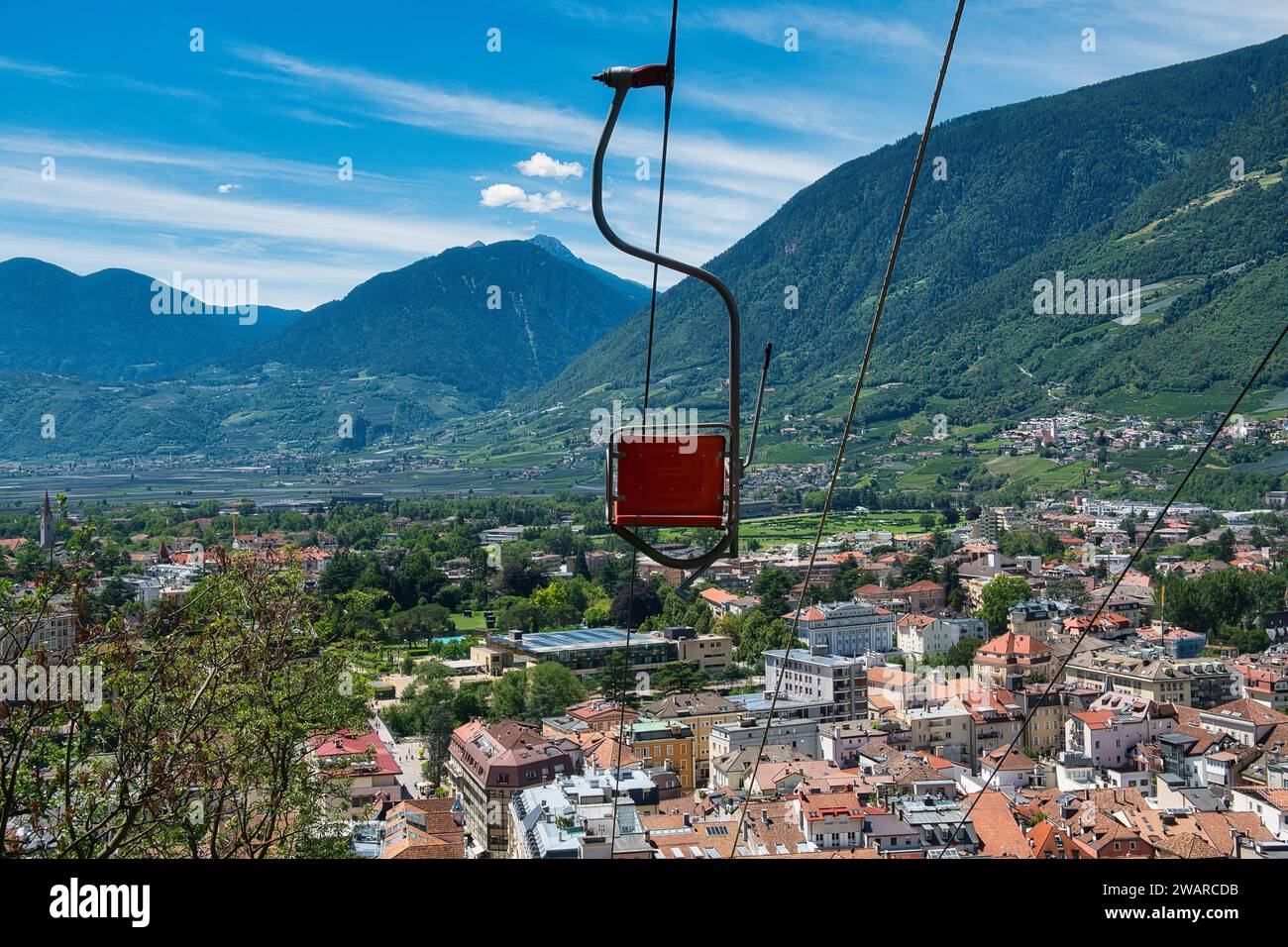 Ein Blick aus der Vogelperspektive auf die malerische Stadt Meran in Südtirol, Italien. Stockfoto