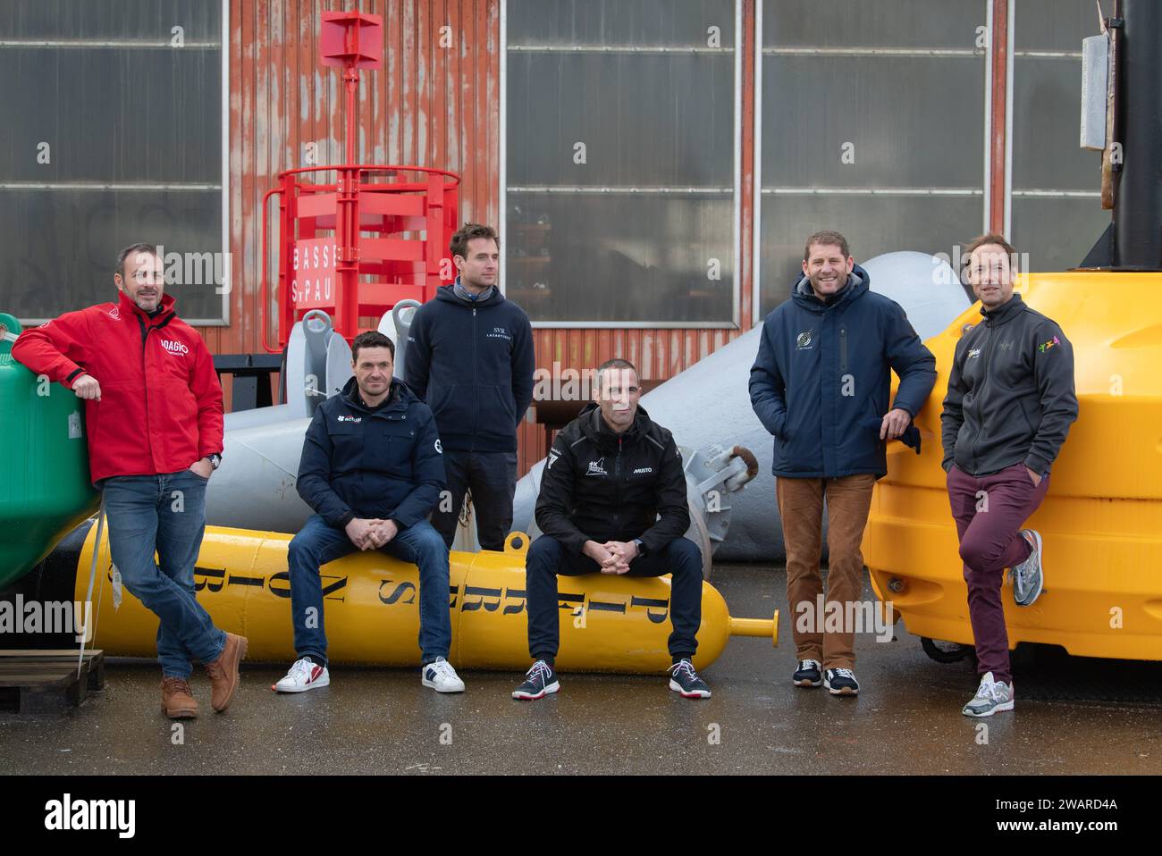 © PHOTOPQR/OUEST FRANCE/DAVID ADEMAS/OUEST-FRANCE ; BREST ; 06/01/2024 ; Les 6 navigateurs qui prendront dimanche 7 janvier 2024 au Large de Brest ( Finistère ), le départ de l' Arkéa Ultim Challenge, sont réunis pour une Photo le 6 janvier 2024, à la veille du départ . ILS sont les Premier Skippers à participer à cette épreuve inédite de course au large : Une course à la voile, en solitaire autour du monde sur des trimarans de la classe Ultim . De gauche à droite sur la Photo : Eric Péron ( Trimaran Adagio ), Anthony Marchand ( eigentlich Ultim 3 ), Tom Laperche ( Trimaran SVR-Lazarigue) Stockfoto