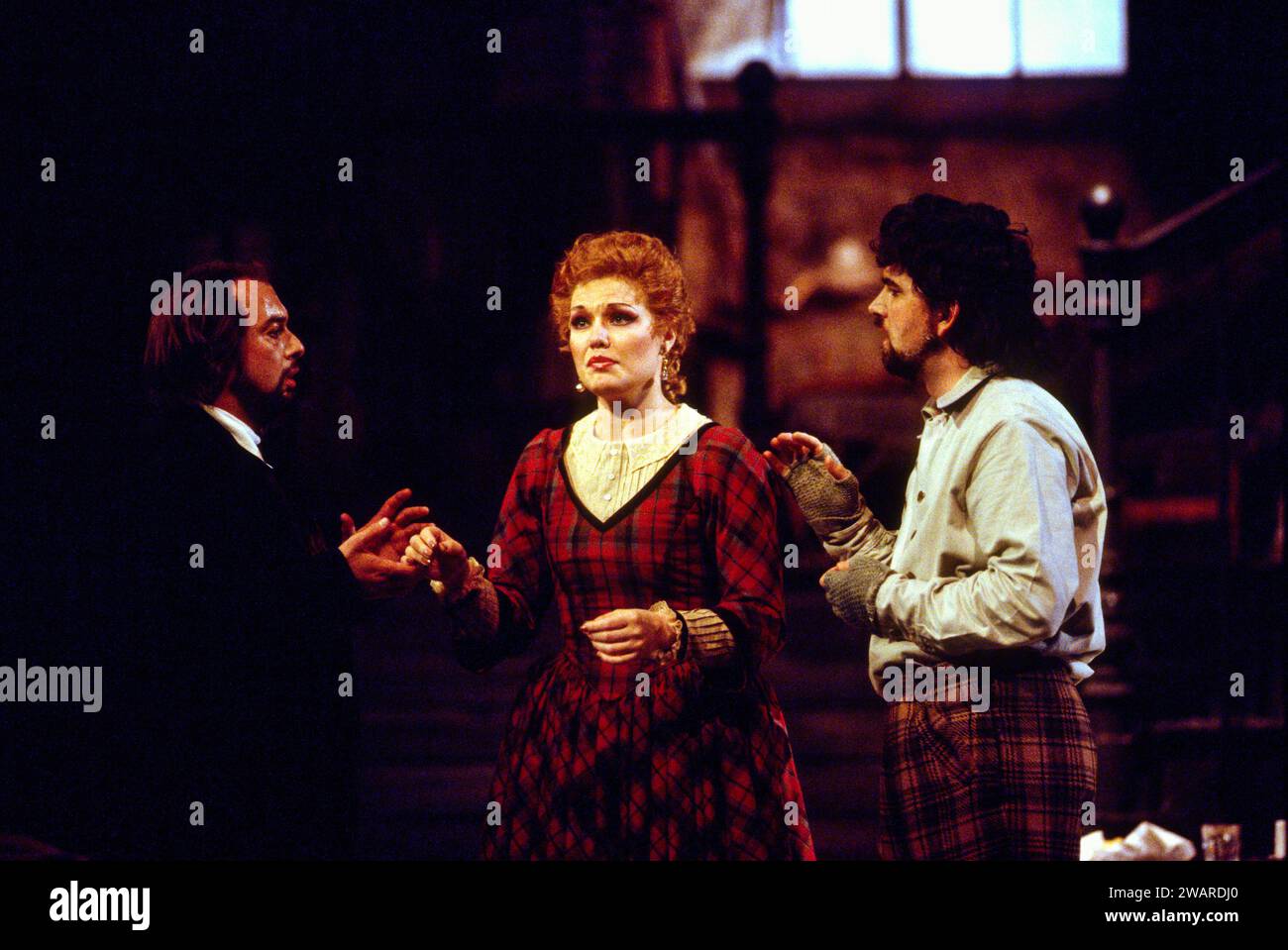 l-r: Peter Sidhom (Schaunard), Karita Mattila (Musetta), Mark Beesley (Colline) in LA BOHEME an der Royal Opera, Covent Garden, London WC2 24/05/1993 Musik: Giacomo Puccini Libretto: Luigi Illica & Giuseppe Giacosa Dirigent: Daniel Oren Design: Julia Trevelyan Oman Beleuchtung William Bundy Regisseur: John Copley Stockfoto