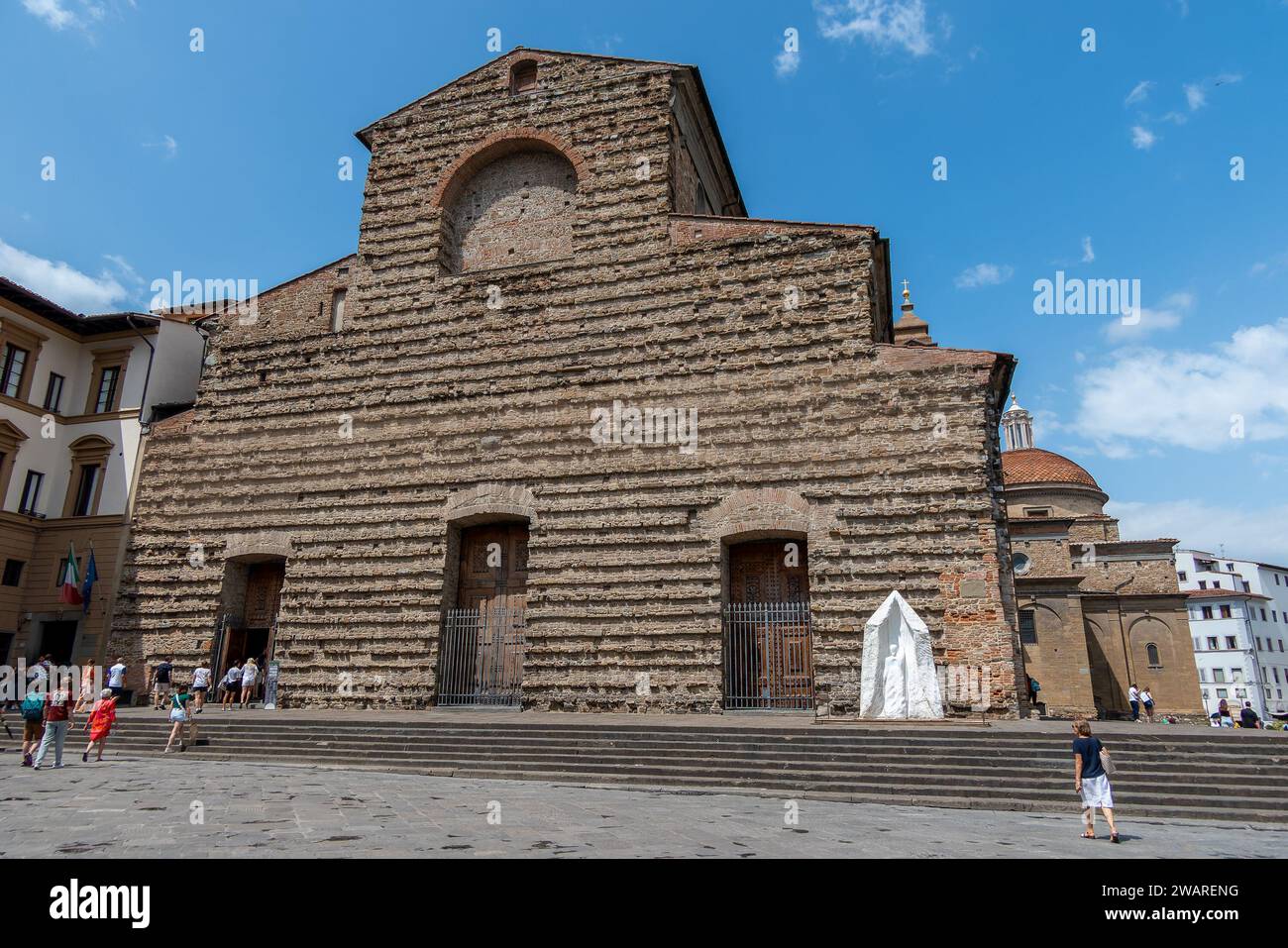 Florenz, Italien, 25. Juli 2023. Die Basilika San Lorenzo ist einer der wichtigsten Orte des katholischen Gottesdienstes in Florenz. Stockfoto