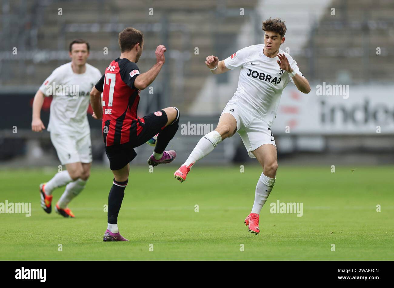 06.01.2024, Fussball Testspiel, Eintracht Frankfurt - SC Freiburg, emonline, emspor, v.l., Mario Götze (Eintracht Frankfurt), Noah Weißhaupt (SC Freiburg) DFL/DFB-VORSCHRIFTEN VERBIETEN JEDE VERWENDUNG VON FOTOGRAFIEN ALS BILDSEQUENZEN UND/ODER QUASI-VIDEO. Xdcx Stockfoto