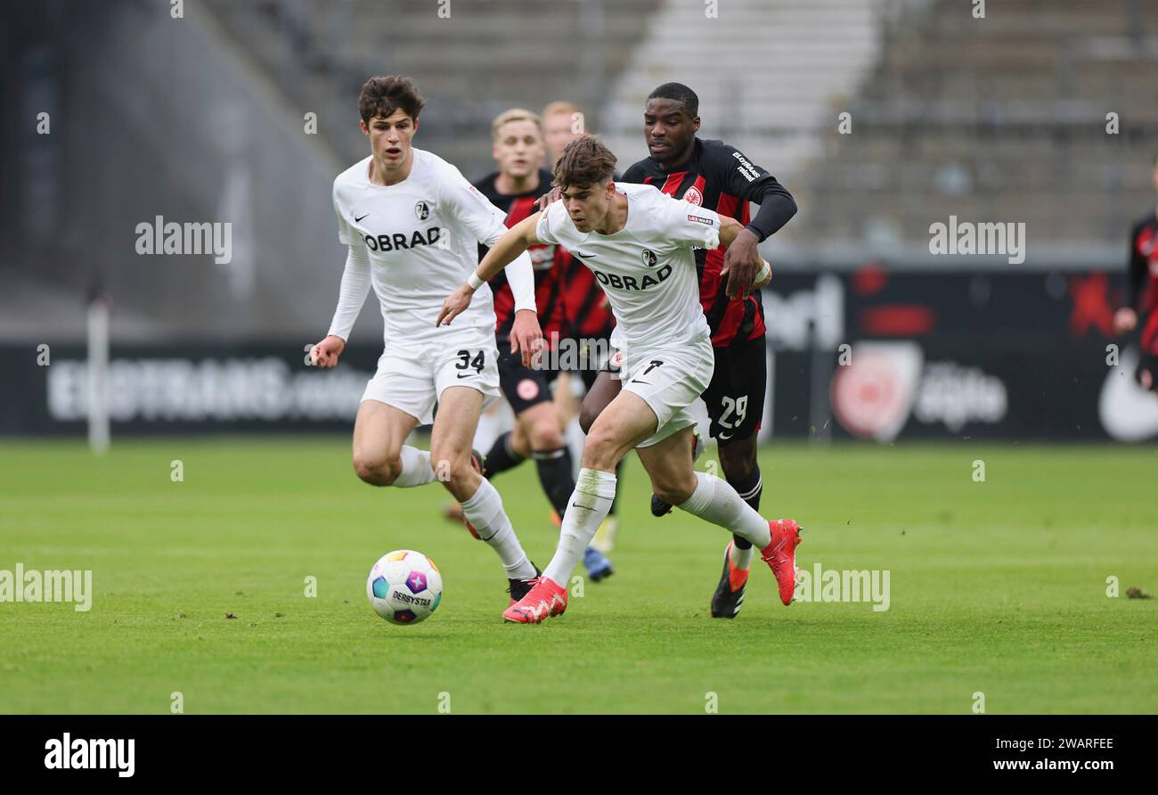 06.01.2024, Fussball Testspiel, Eintracht Frankfurt - SC Freiburg, emonline, emspor, v.l., Merlin Röhl (SC Freiburg), Niels Nkounkou (Eintracht Frankfurt), Noah Weißhaupt (SC Freiburg) DFL/DFB-VORSCHRIFTEN VERBIETEN JEDE VERWENDUNG VON FOTOGRAFIEN ALS BILDSEQUENZEN UND/ODER QUASI-VIDEO. Xdcx Stockfoto