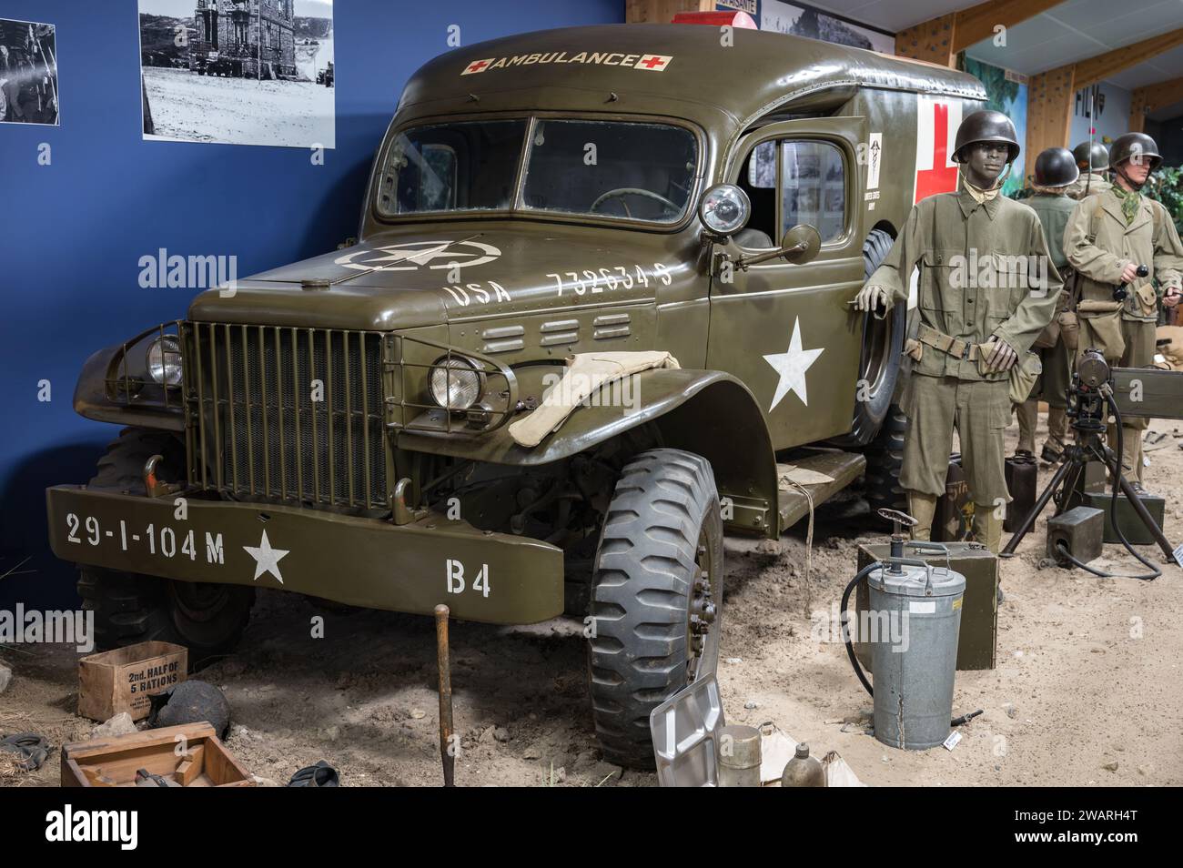 Ein altes amerikanisches Dodge Modell WC-54 Krankenwagen in einer Szene aus dem Zweiten Weltkrieg Stockfoto