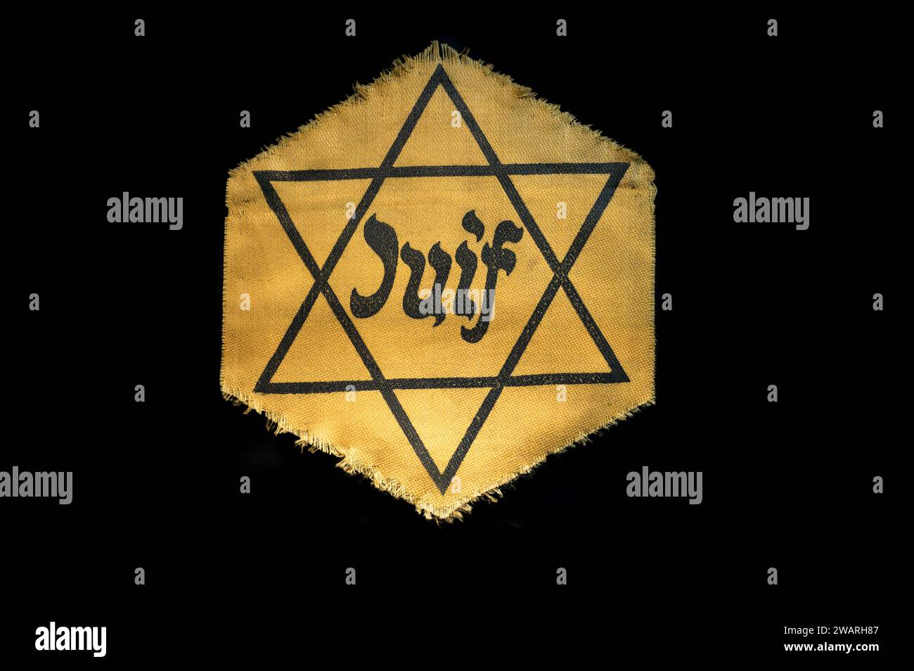 Detail des jüdischen Abzeichens auf einem Stoff auf schwarzem Hintergrund Stockfoto