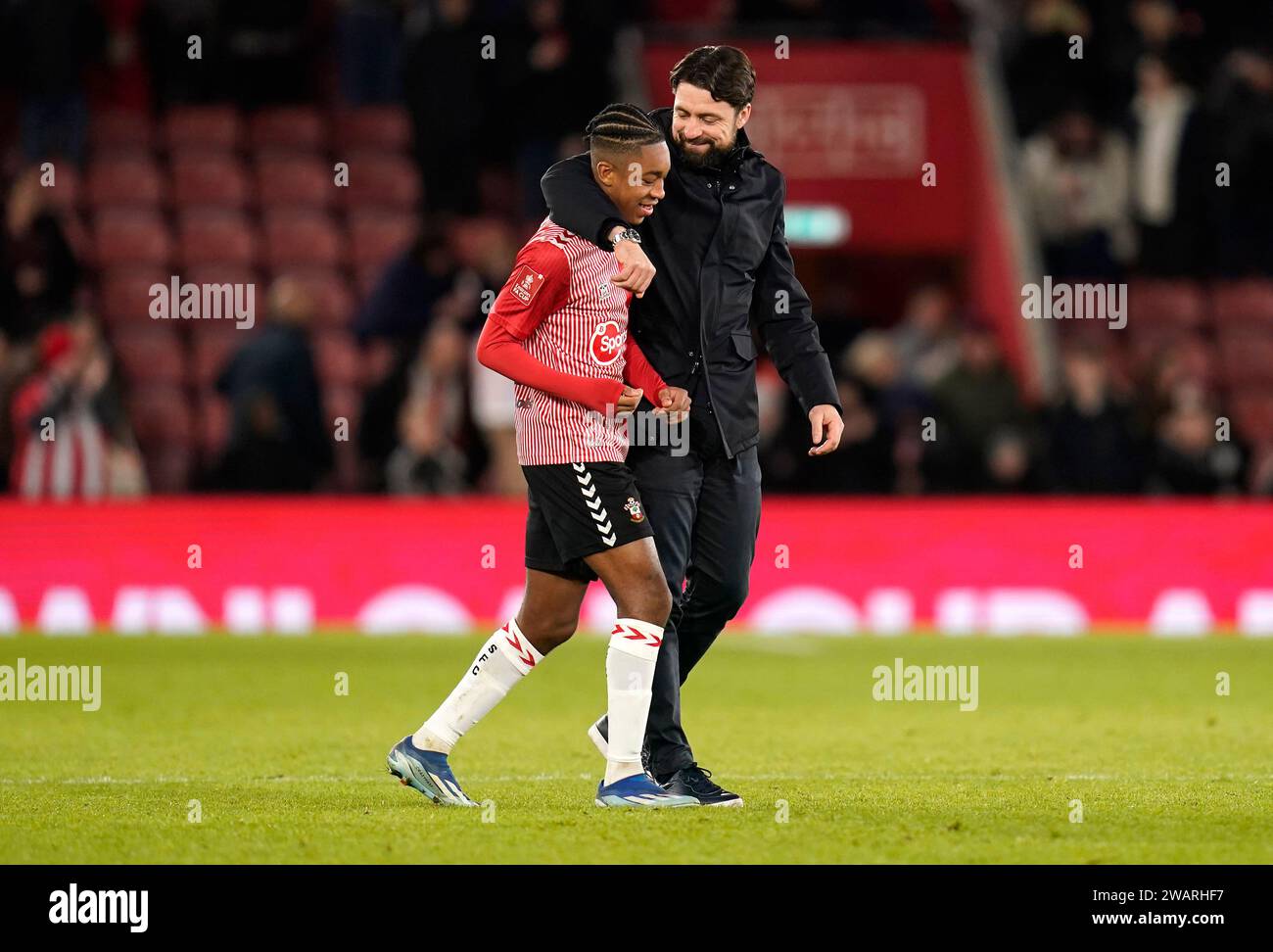 Southampton-Trainer Russell Martin gratuliert Jayden Meghoma nach dem Sieg im dritten Runde des Emirates FA Cup in St. Mary's Stadium, Southampton. Bilddatum: Samstag, 6. Januar 2024. Stockfoto