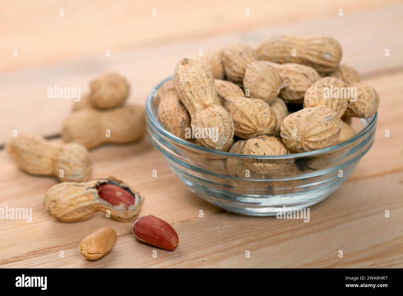 Schließen Sie die gerösteten Erdnüsse in einer Holzschale. Reich an Protein, Fett und Ballaststoffen Stockfoto