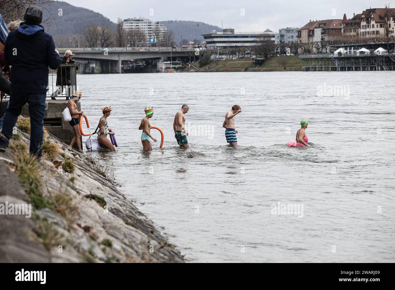 © PHOTOPQR/L'ALSACE/Samuel Coulon ; Bâle ; 06/01/2024 ; Plus de soixante nageurs Participent à la nage de l'Epiphanie dont c'EST la 7ème édition . ILS se sont élancés dans une eau à 7,3 degrés sur quelques centaines de mètres dans Petit-Bâle. A Bâle (CH) le 06.01.2024 – mehr als 60 Schwimmer nehmen an der 7. Auflage der Epiphany Swim Teil. Sie sind in Petit-Basel 6. Januar 2024 bei 7,3 Grad für ein paar hundert Meter ins Wasser gefahren Stockfoto