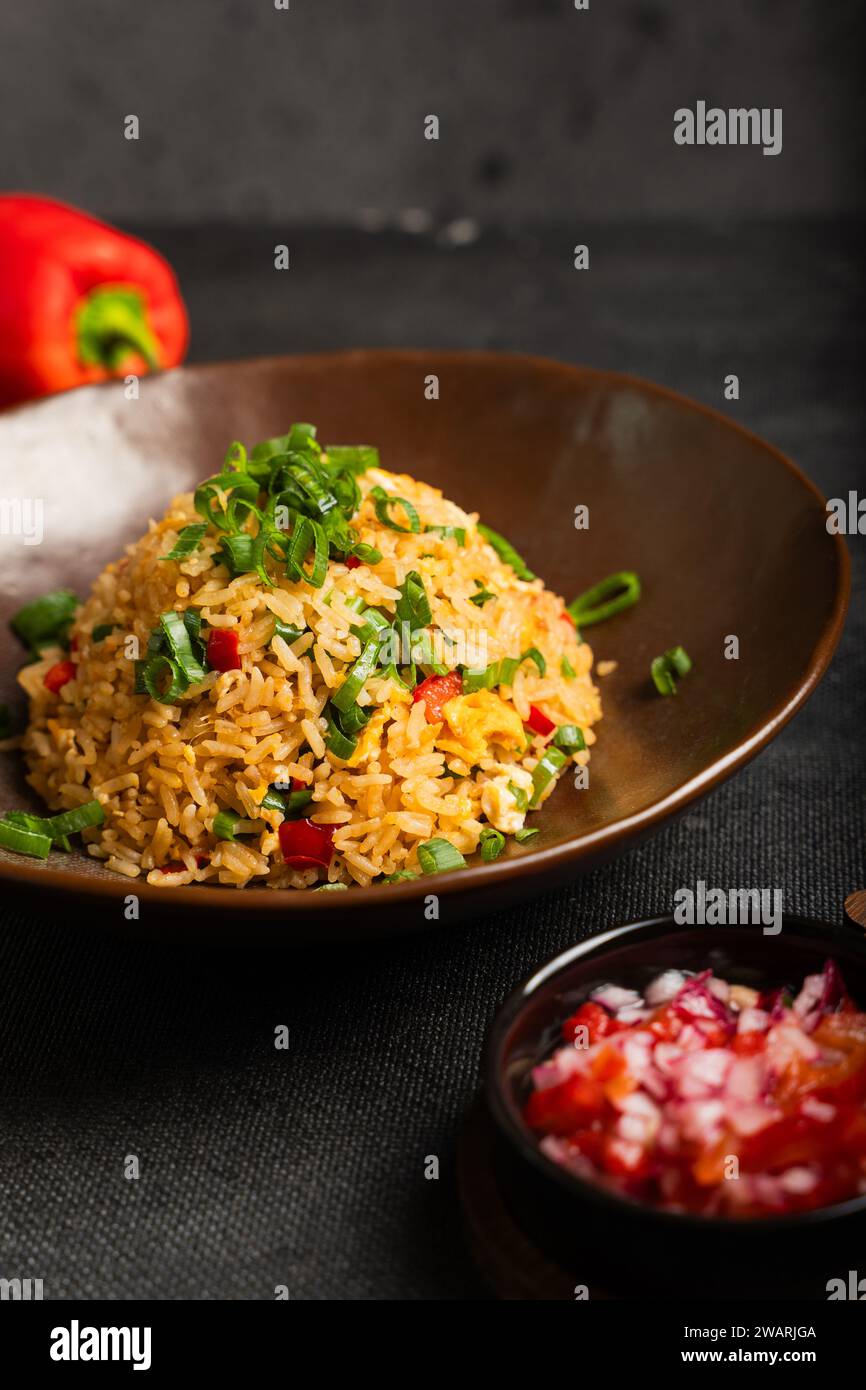 Nahaufnahme des peruanischen Gerichts Arroz chaufa, sehr beliebt in der peruanischen Kultur. Stockfoto