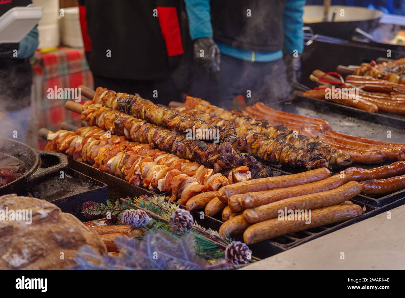 Nahaufnahme von gegrilltem Fleisch während des weihnachtsmarktes in krakau, polen Stockfoto
