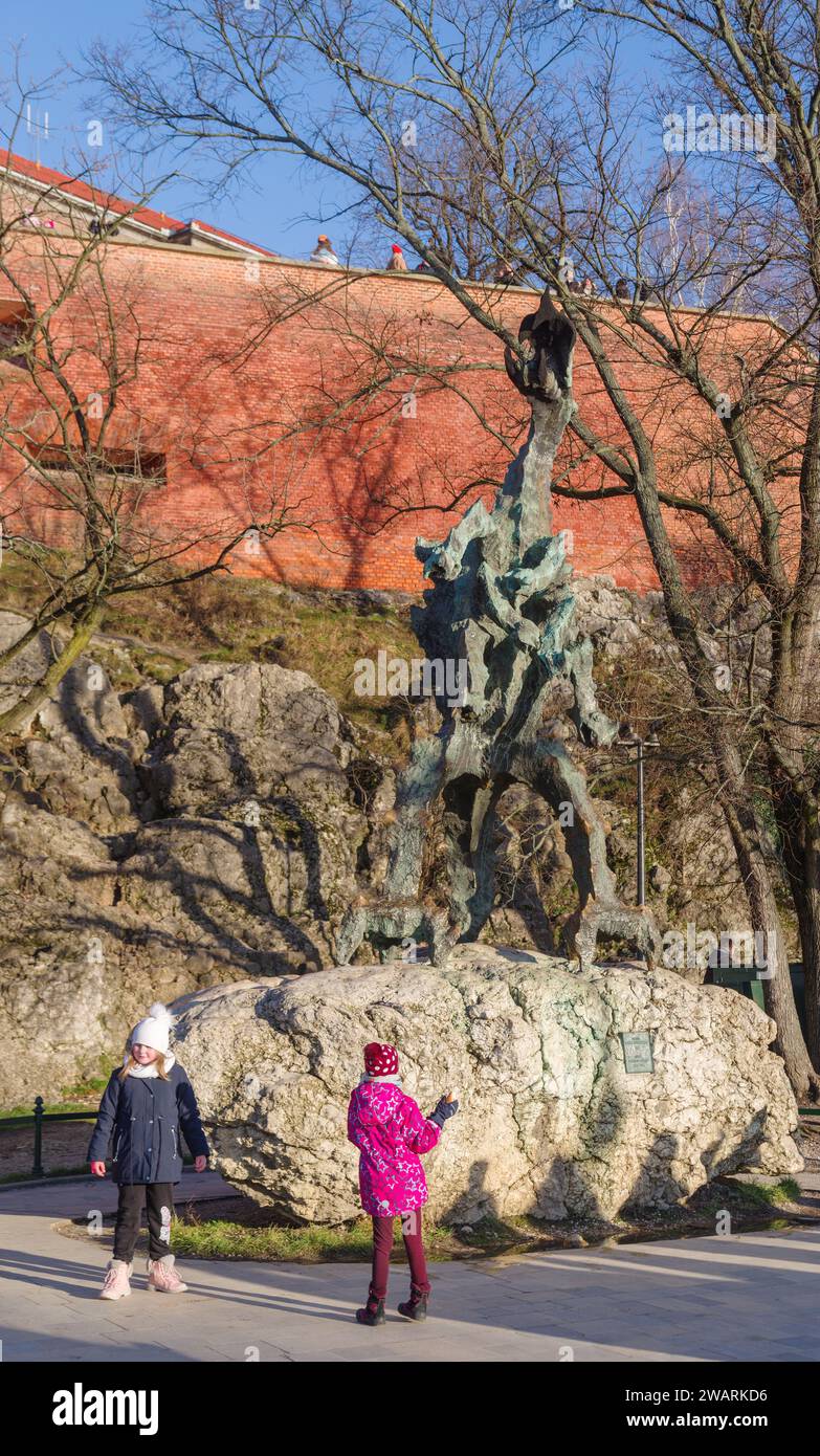 KRAKAU, POLEN – 27. DEZEMBER 2023: Der Wawel-Drache (Polnisch SMOK Wawelski), auch bekannt als der Drache des Wawel-Hügels, ist ein berühmter Drache in polnischer Form Stockfoto