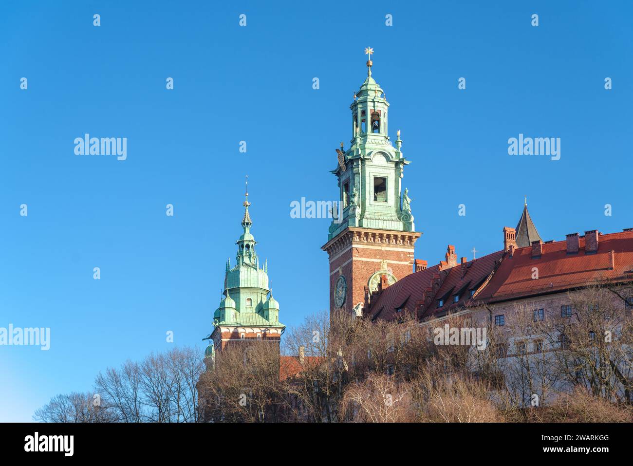 Außenansicht des berühmten Wawel-Schlosses in Krakau, Polen. Es ist eine befestigte Residenz an der Weichsel und repräsentiert fast die gesamte europäische Architektur Stockfoto