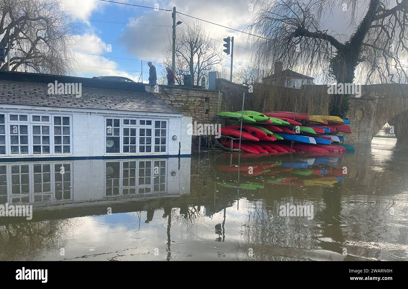 Handout-Foto von Edith Cameron über Überschwemmungen bei Cotswold Canoe Hire in Lechlade an der Themse. Die Überschwemmungen werden voraussichtlich am Samstag anhalten und die Öffentlichkeit sollte "wachsam bleiben", warnte die Umweltagentur (EA). Bilddatum: Samstag, 6. Januar 2024. Stockfoto