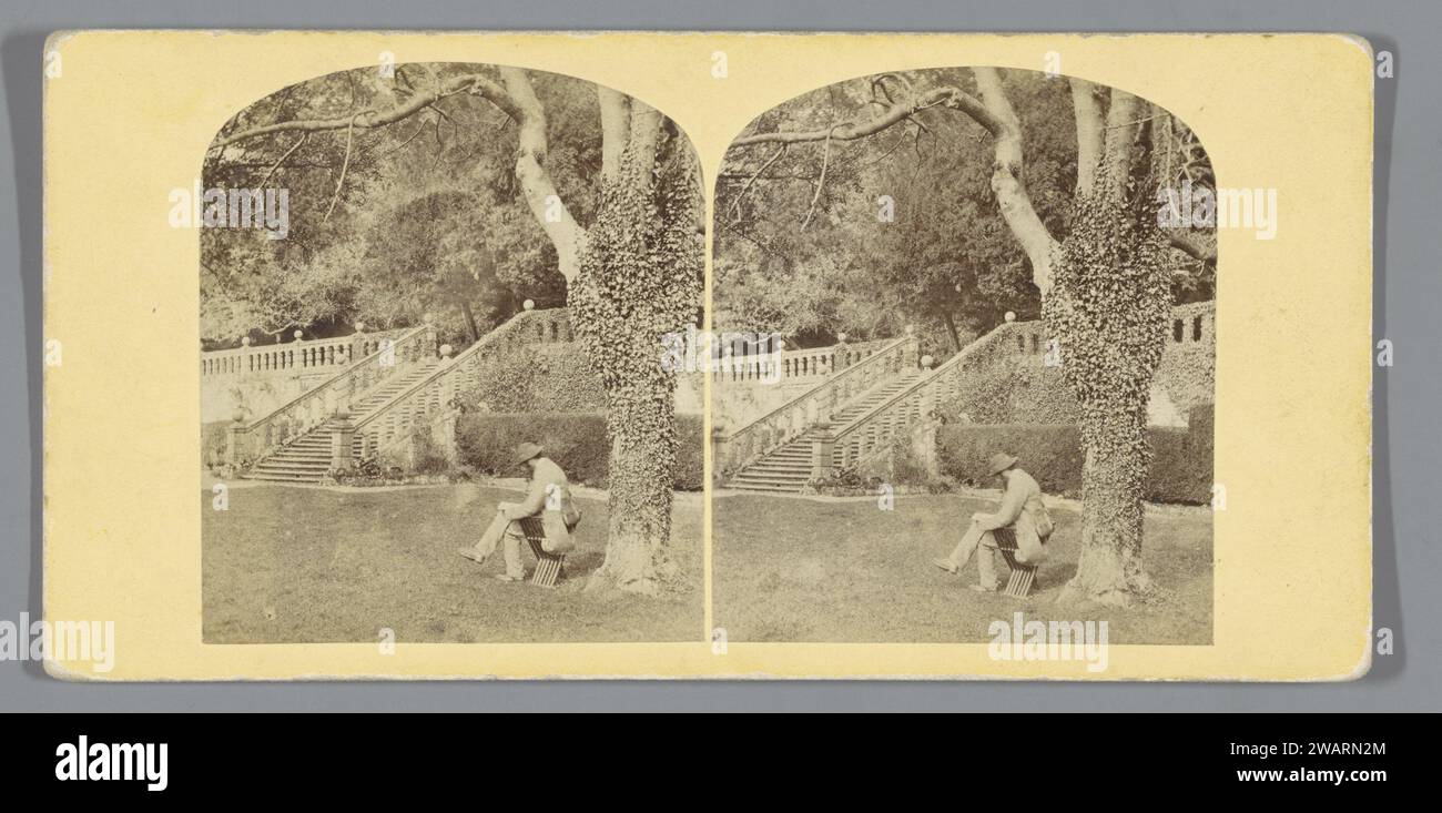 Man liest Buch unter einem Baum, 1857 - 1859 Stereogramm Birmingham Paper. Ablesung des Albumendrucks aus Pappe Stockfoto