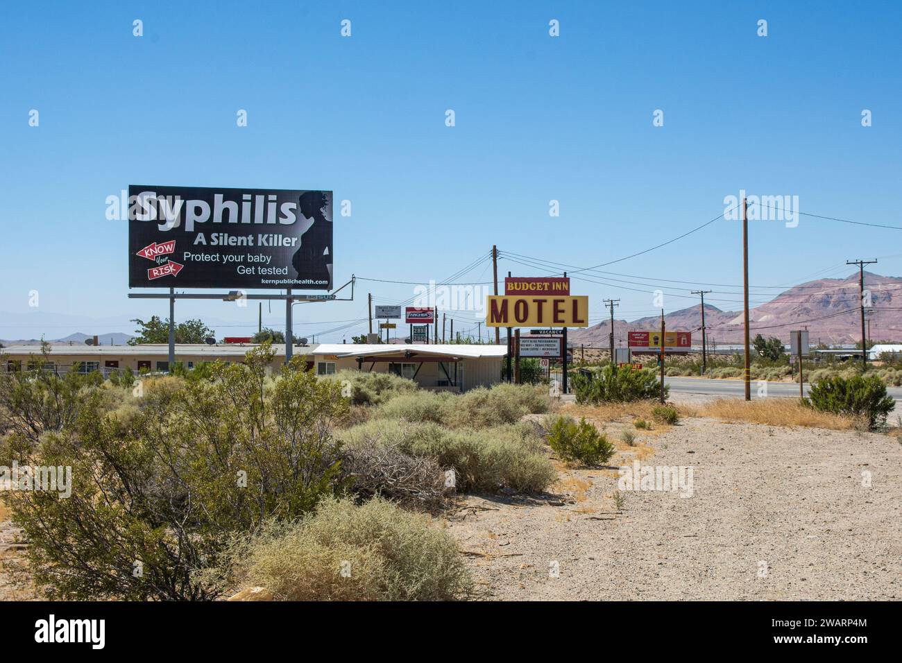 Eine Kern County Public Health Werbetafel in Mojave, Kalifornien, rät schwangeren Frauen, auf Syphilis zu testen. Stockfoto