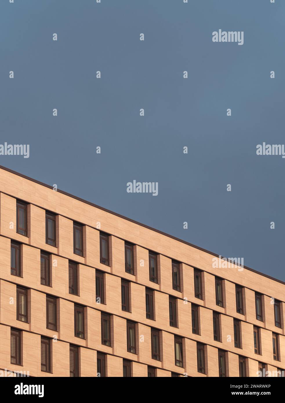 Abstraktes Minimalismus Bild Eines modernen modernen Hotels vor klarem blauem Himmel, mit Kopierraum Stockfoto