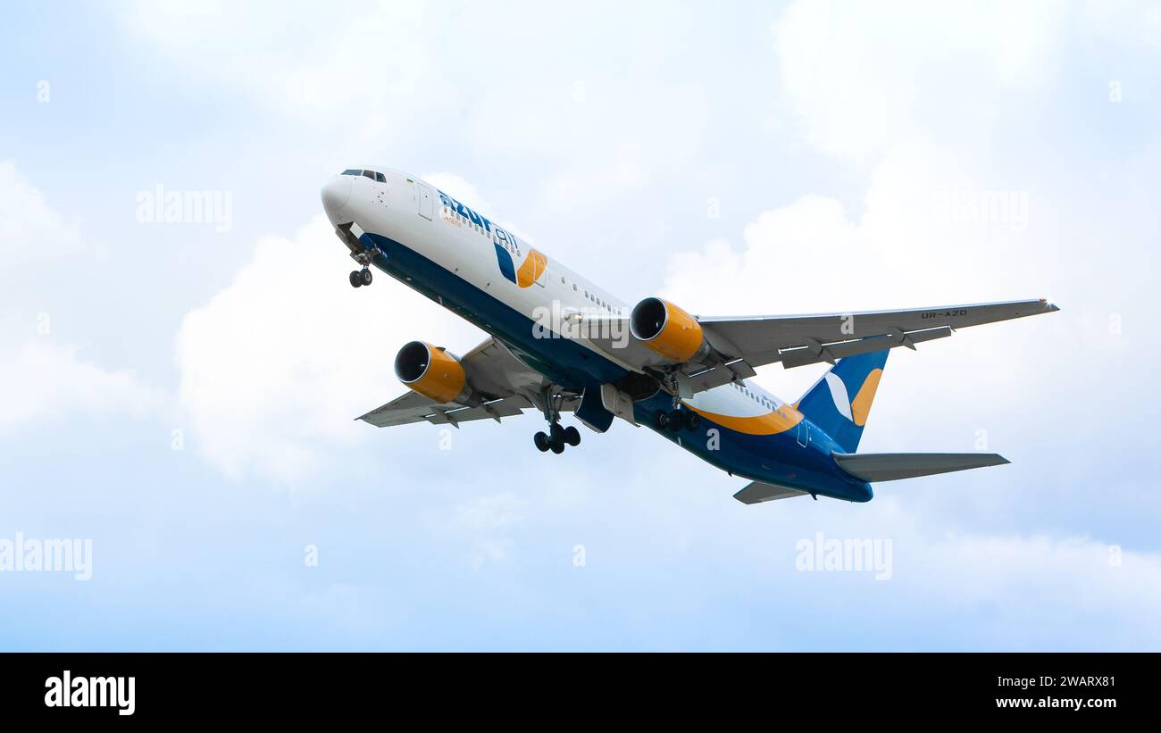 Boryspil, Ukraine - 11. Mai 2019: Flugzeug Boeing 767-300 (UR-AZD) der Azur Air ist Ukraine, die vom Flughafen Boryspil startet Stockfoto