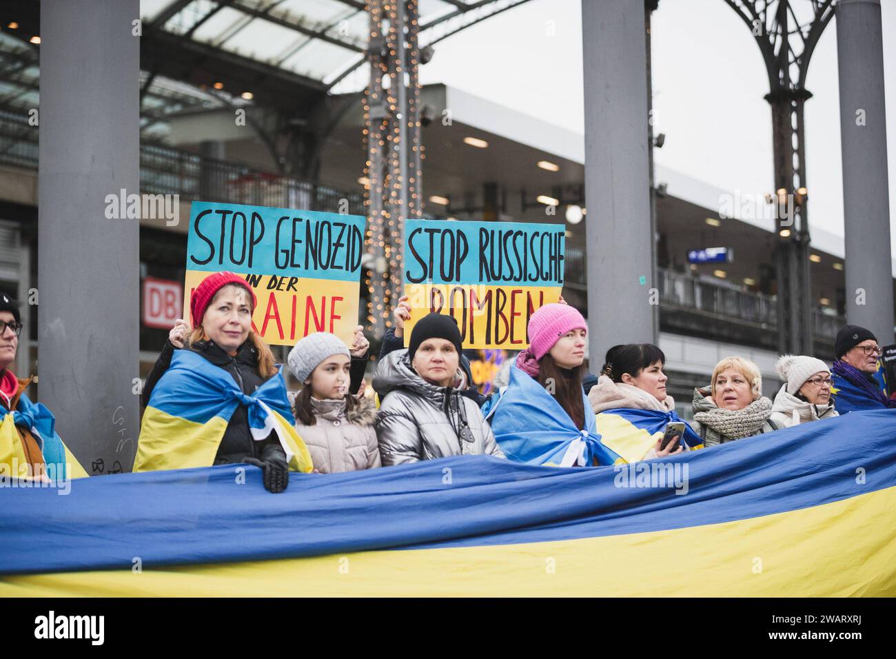 Demonstration Schützt Menschen - solidarisiert euch mit der Ukraine , 06.01.2024 Teilnehmer mit den Schildern, Stop Genozid in der Ukraine , Stop Russische Bomben Demonstration Schützt Menschen - solidarisiert euch mit der Ukraine , 06.01.2024 Köln NRW Deutschland *** Demonstration Schützt Menschen solidarisiert euch mit der Ukraine , 06 01 2024 Teilnehmer mit den Zeichen, Stop Genocide in Ukraine , Stop Russian Bombs Demonstration Schützt Menschen solidarisiert euch mit der Ukraine , 06 01 2024 Köln NRW Deutschland Copyright: xBEAUTIFULxSPORTS/Buriakovx Stockfoto