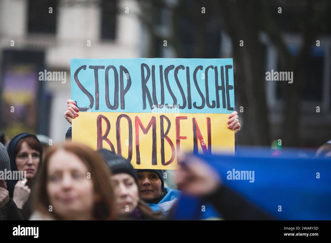 Demonstration Schützt Menschen - solidarisiert euch mit der Ukraine , 06.01.2024 Teilnehmer mit den Schildern Stop Russische Bomben Demonstration Schützt Menschen - solidarisiert euch mit der Ukraine , 06.01.2024 Köln NRW Deutschland *** Demonstration Schützt Menschen solidarisiert euch mit der Ukraine , 06 01 2024 Teilnehmer mit den Schildern Stop Russian Bombs Demonstration Schützt Menschen solidarisiert euch mit der Ukraine , 06 01 2024 Köln NRW Deutschland Copyright: xBEAUTIFULxSPORTS/Buriakovx Stockfoto