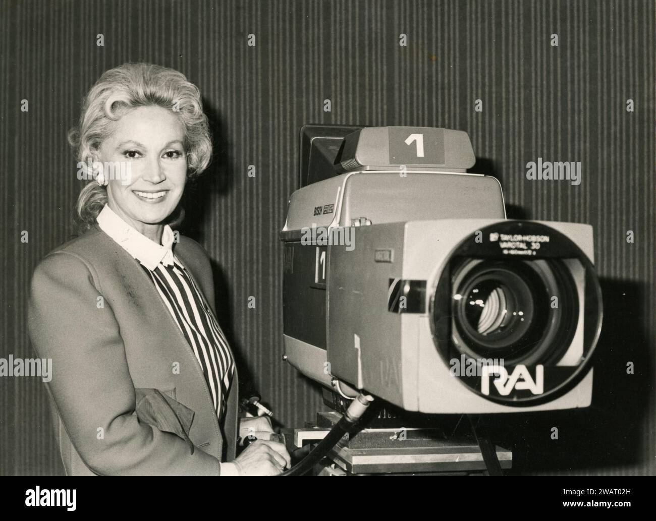 Italienische Filmschauspielerin Luisa Rivelli mit einer RAI-Videokamera, 1980er Jahre Stockfoto