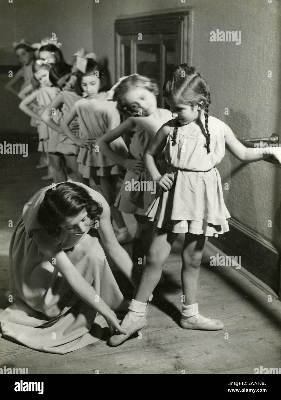 Junge Mädchen in der Ballettschule, Italien 1950er Stockfoto