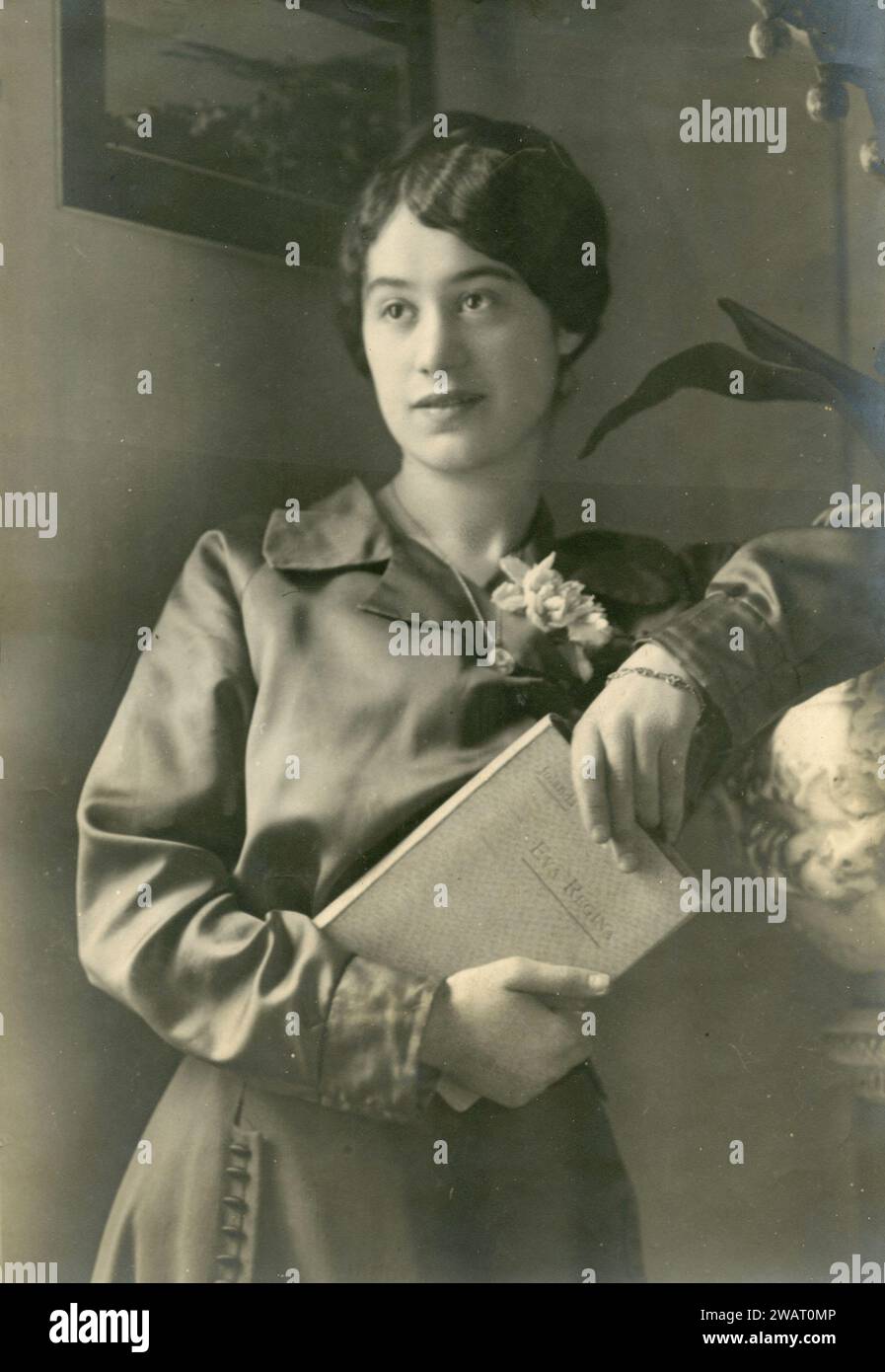 Junge Frau mit dem Buch "gute Manieren" Eva Regina, Italien 1900er Jahre Stockfoto