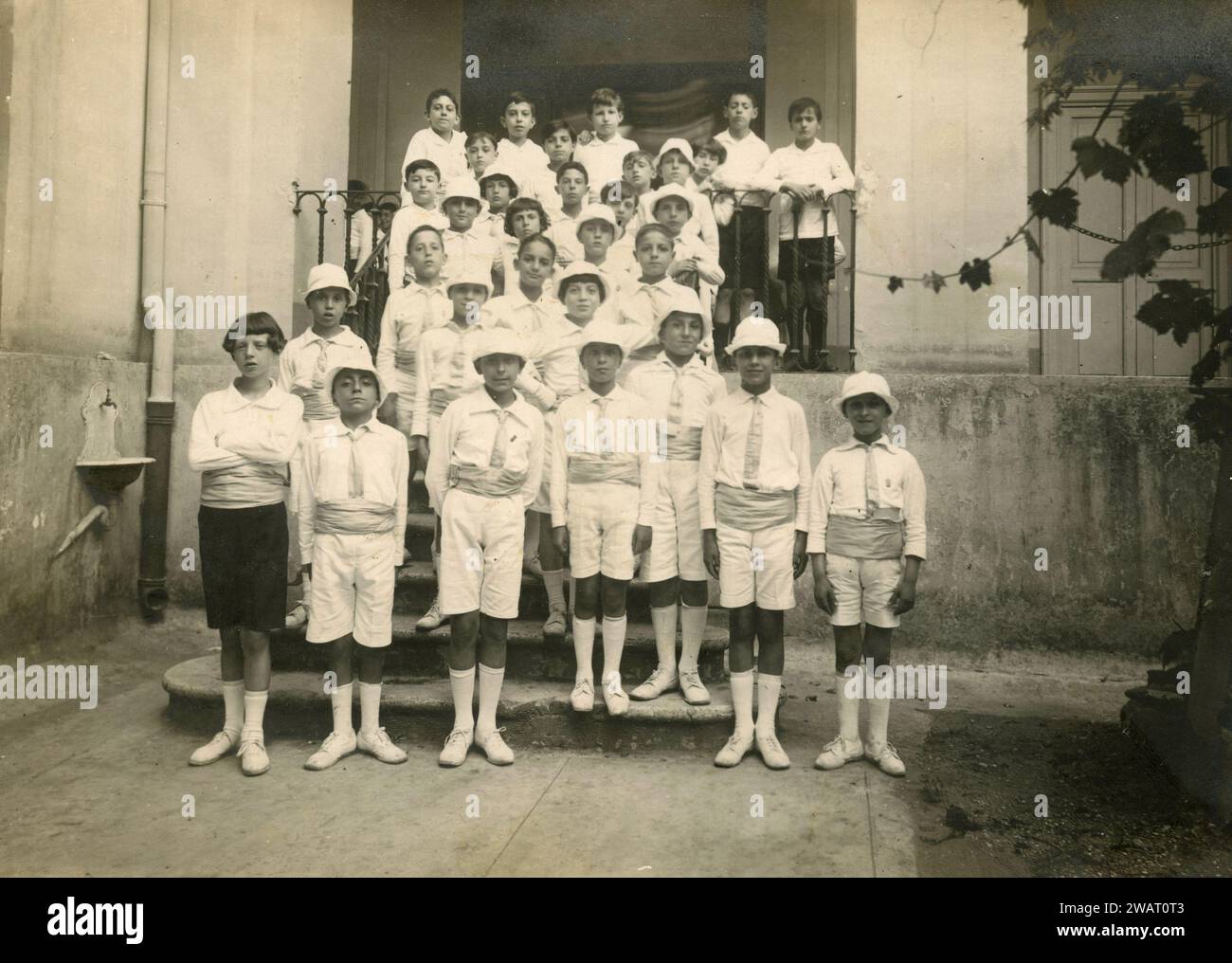 Marcantonio Colonna Schule Kinder Gruppenfoto mit weißem Hut und Uniform, Rom, Italien 1924 Stockfoto