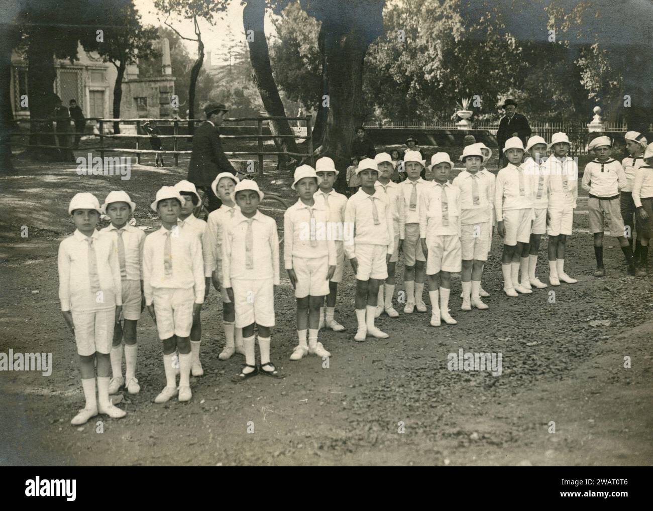 Marcantonio Colonna Schule Kinder Gruppenfoto mit weißem Hut und Uniform, Rom, Italien 1924 Stockfoto
