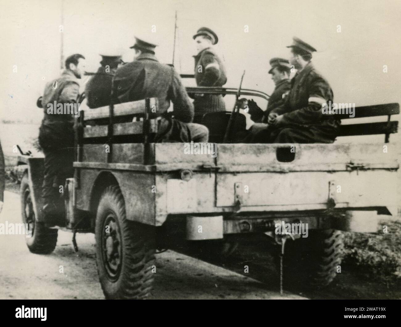 Soldaten an Bord eines Militärfahrzeugs, Osteuropa 1950er Jahre Stockfoto