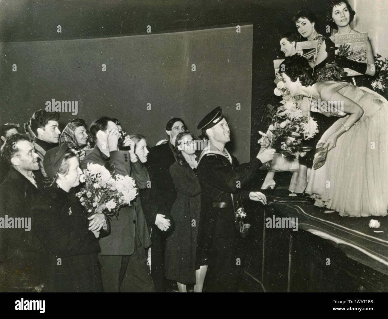 Ein russischer Marinesegler gratuliert den gewählten Missetaten, Moskau, Russland 1950er Stockfoto