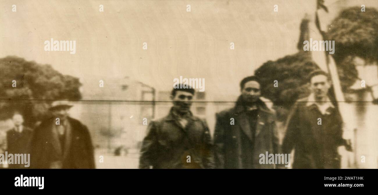 Ungarische Arbeiter, die in Gedenken an drei getötete Studenten auf der Straße marschieren, Gyor, Ungarn 1956 Stockfoto